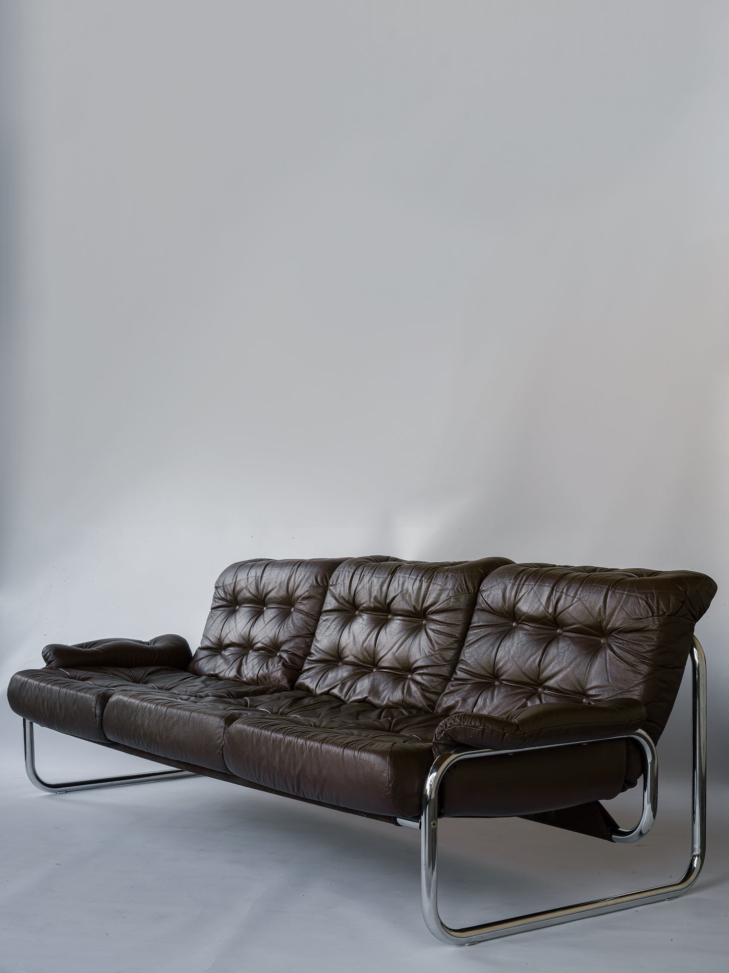 Soffa Borkum IKEA John Bertil Häggström 70-tal. 3-sits soffa i brunt skinn och kromad stomme. Utkom första gången 1978 i IKEA katalogen. Dynor och bärväv i otroligt fint bruksskick. L.218 cm D.93 H.70 Sitthöjd ca 37 cm.