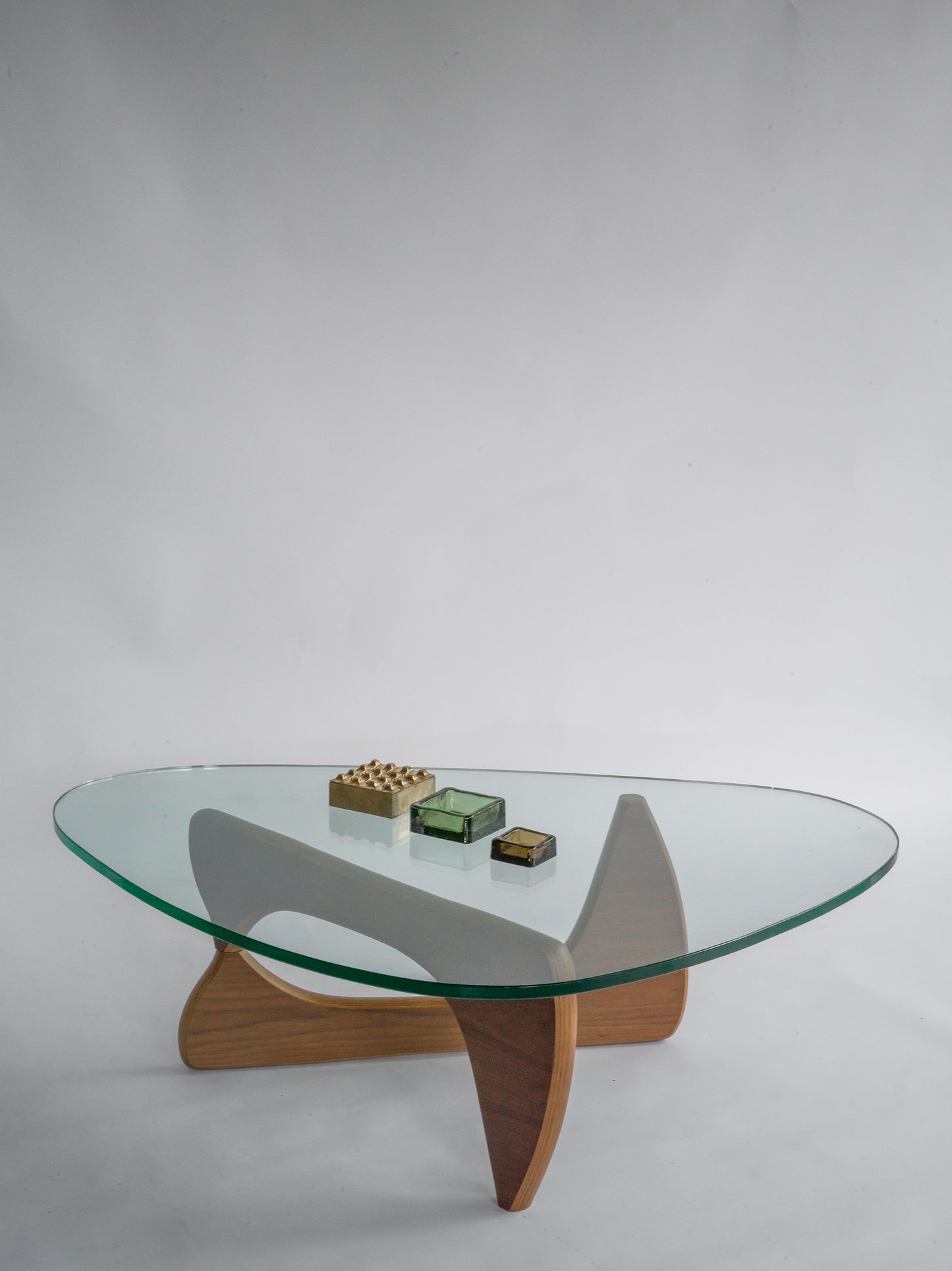 Isamu Noguchi-typ av bord i valnöt.