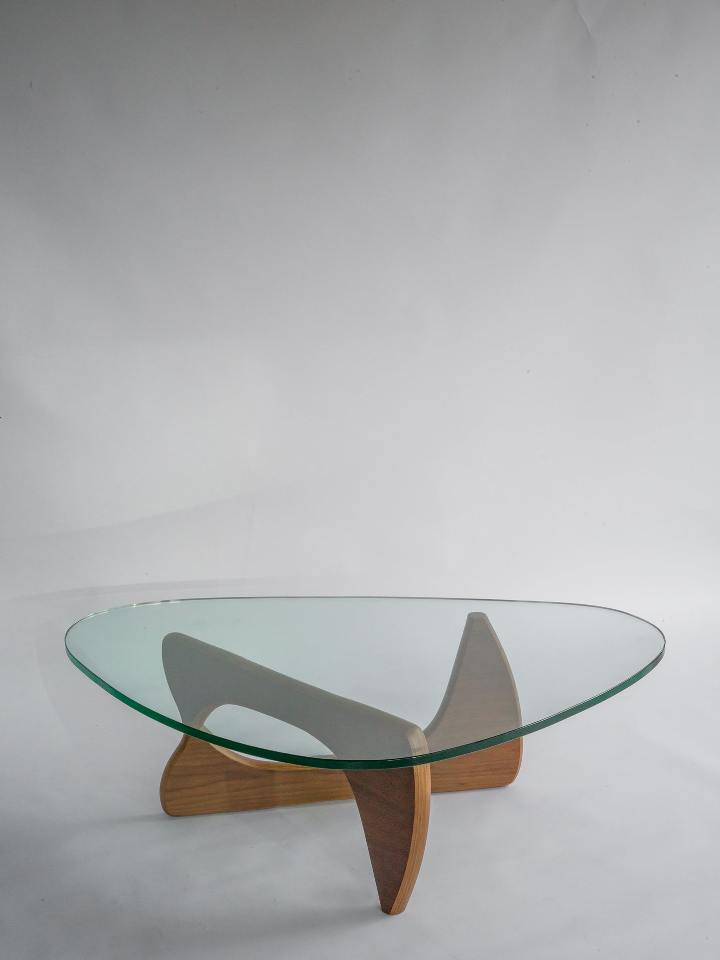 Isamu Noguchi-typ av bord i valnöt.