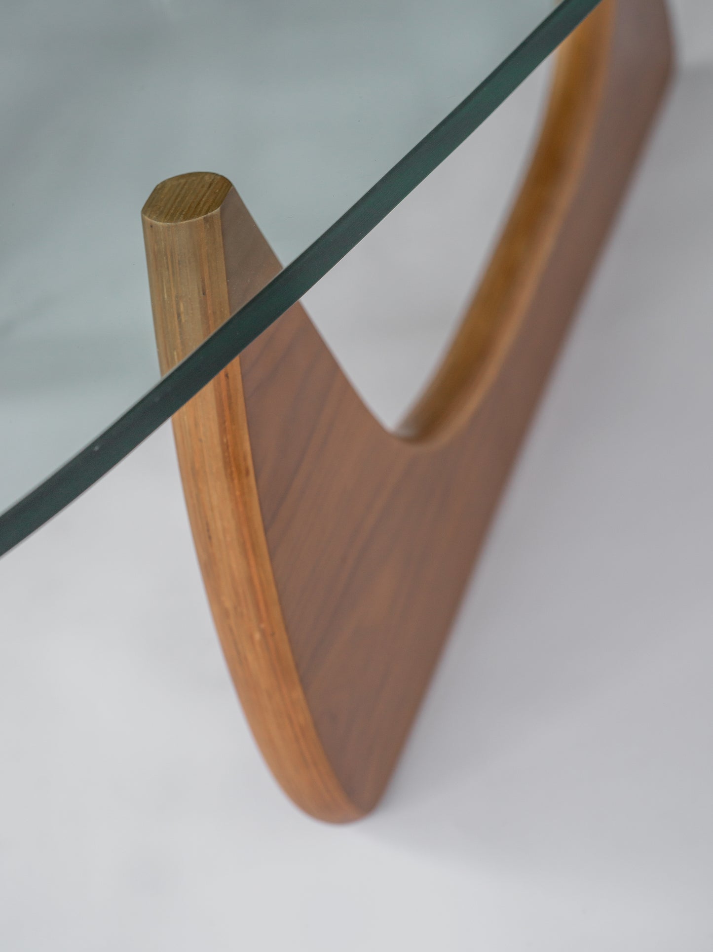 Isamu Noguchi-typ av bord i valnöt.