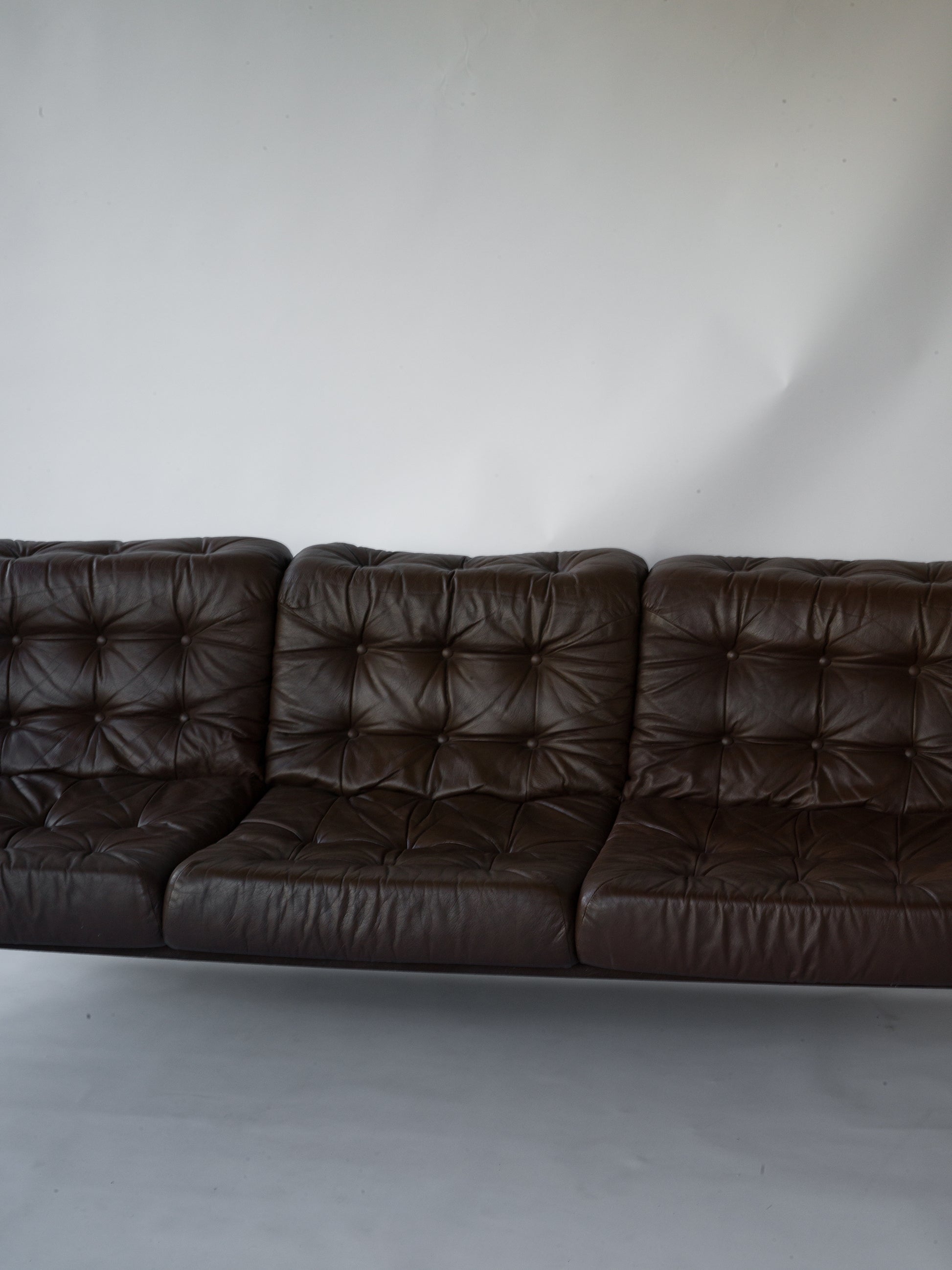 Soffa Borkum IKEA John Bertil Häggström 70-tal.  3-sits soffa i brunt skinn och kromad stomme. Utkom första gången 1978 i IKEA katalogen. Dynor och bärväv i otroligt fint bruksskick. L.218 cm D.93 H.70 Sitthöjd ca 37 cm.
