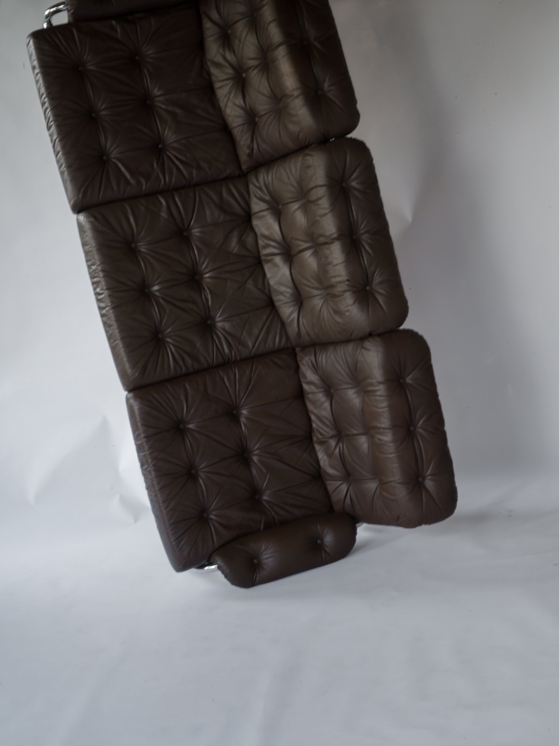 Soffa Borkum IKEA John Bertil Häggström 70-tal.  3-sits soffa i brunt skinn och kromad stomme. Utkom första gången 1978 i IKEA katalogen. Dynor och bärväv i otroligt fint bruksskick. L.218 cm D.93 H.70 Sitthöjd ca 37 cm.