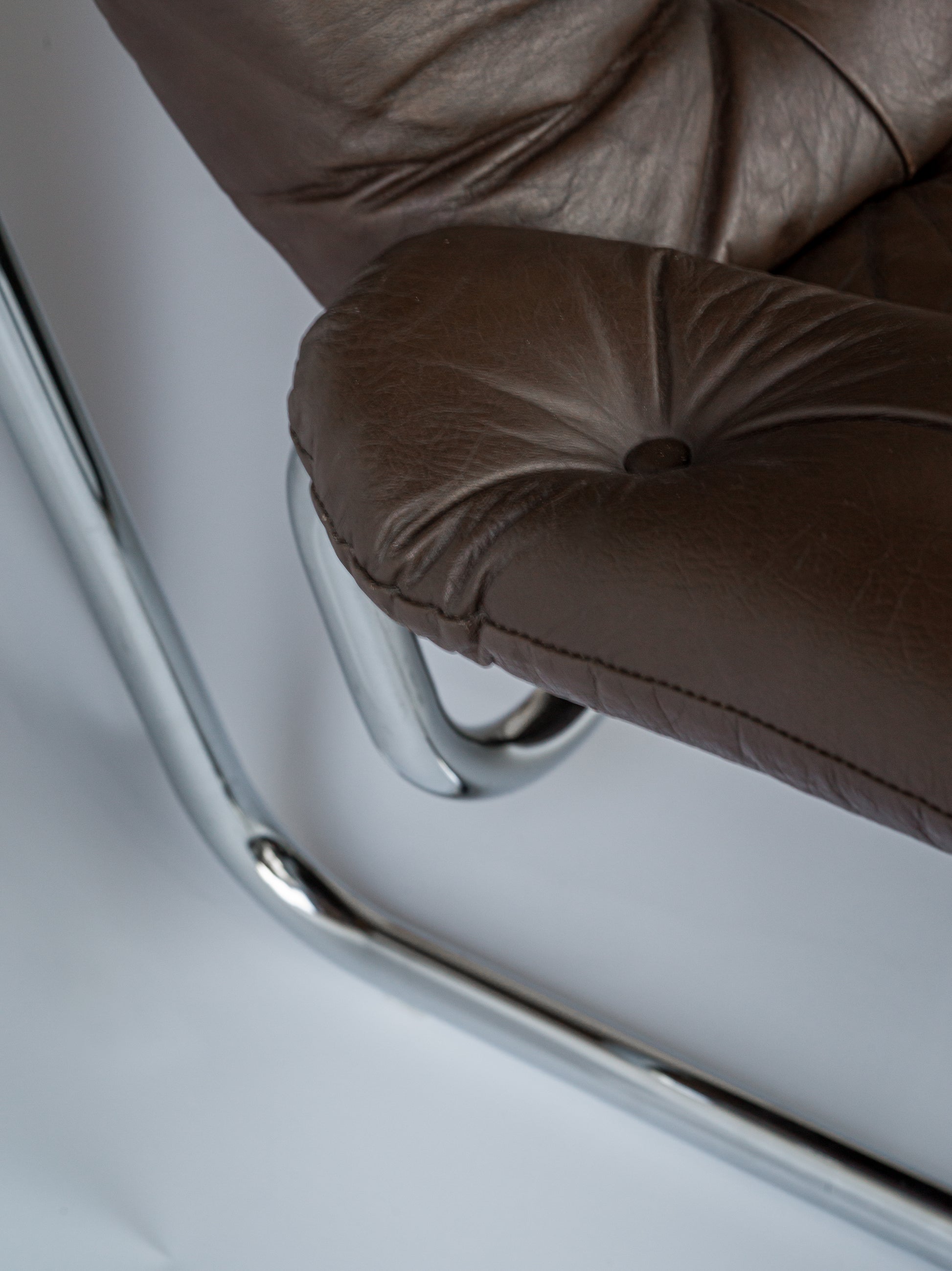 Soffa Borkum IKEA John Bertil Häggström 70-tal.  3-sits soffa i brunt skinn och kromad stomme. Utkom första gången 1978 i IKEA katalogen. Dynor och bärväv i otroligt fint bruksskick. L.218 cm D.93 H.70 Sitthöjd ca 37 cm.