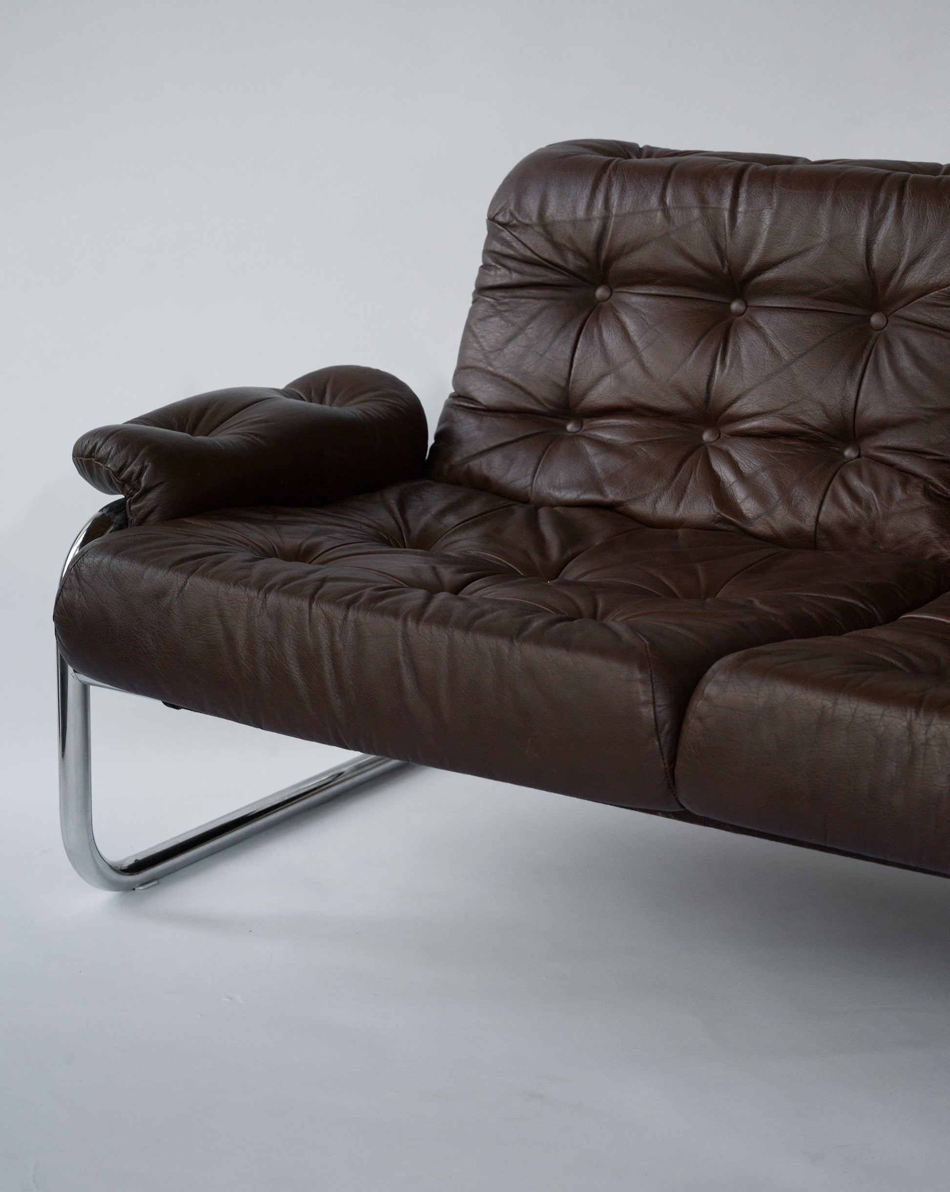 Soffa Borkum IKEA John Bertil Häggström 70-tal.  3-sits soffa i brunt skinn och kromad stomme. Utkom första gången 1978 i IKEA katalogen. Dynor och bärväv i otroligt fint bruksskick. L.218 cm D.93 H.70 Sitthöjd ca 37 cm.