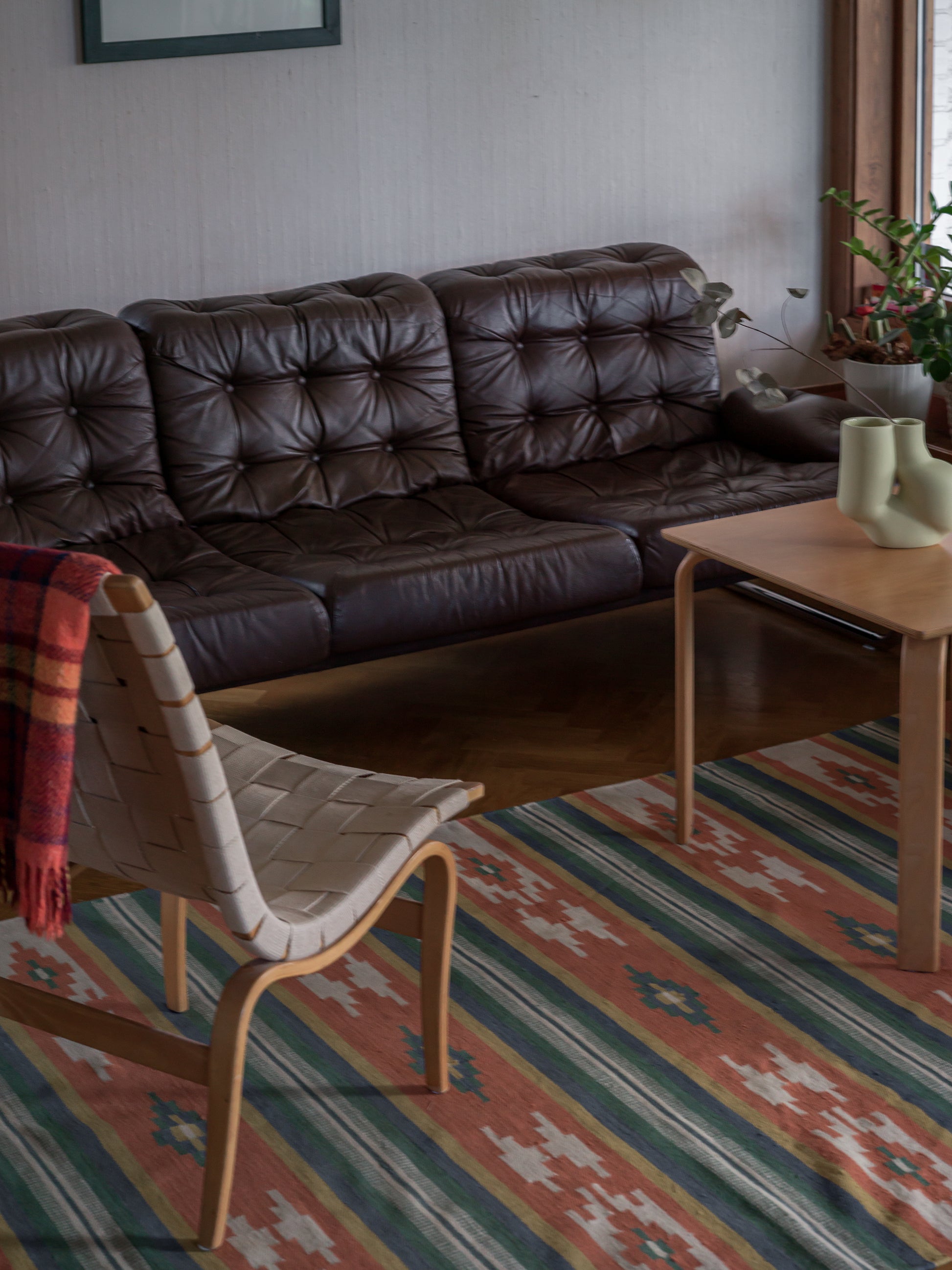 Soffa Borkum IKEA John Bertil Häggström 70-tal.  3-sits soffa i brunt skinn och kromad stomme. Utkom första gången 1978 i IKEA katalogen. Dynor och bärväv i otroligt fint bruksskick. L.218 cm D.93 H.70 Sitthöjd ca 37 cm.