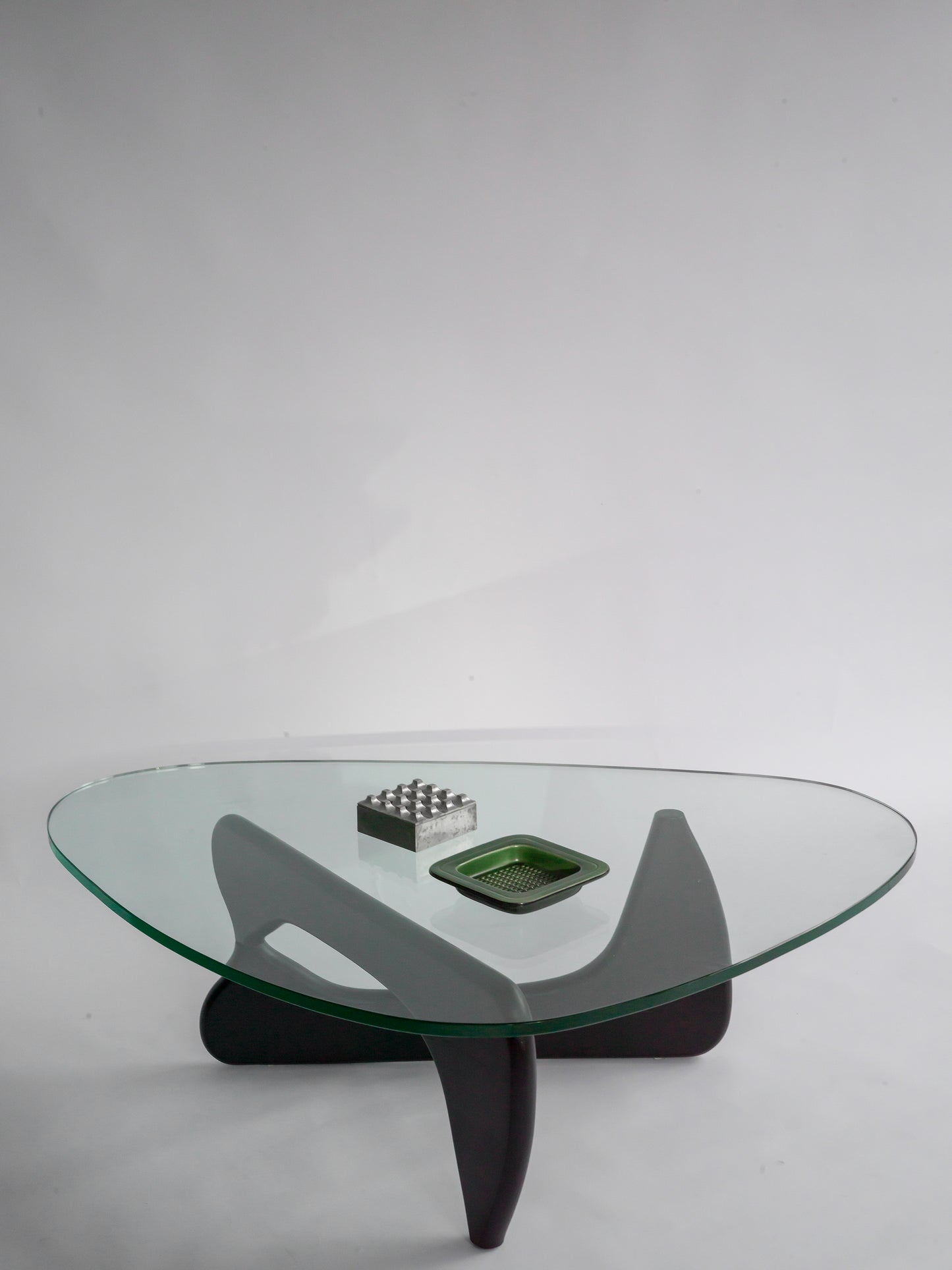 Isamu Noguchi-typ av bord i svart ask.