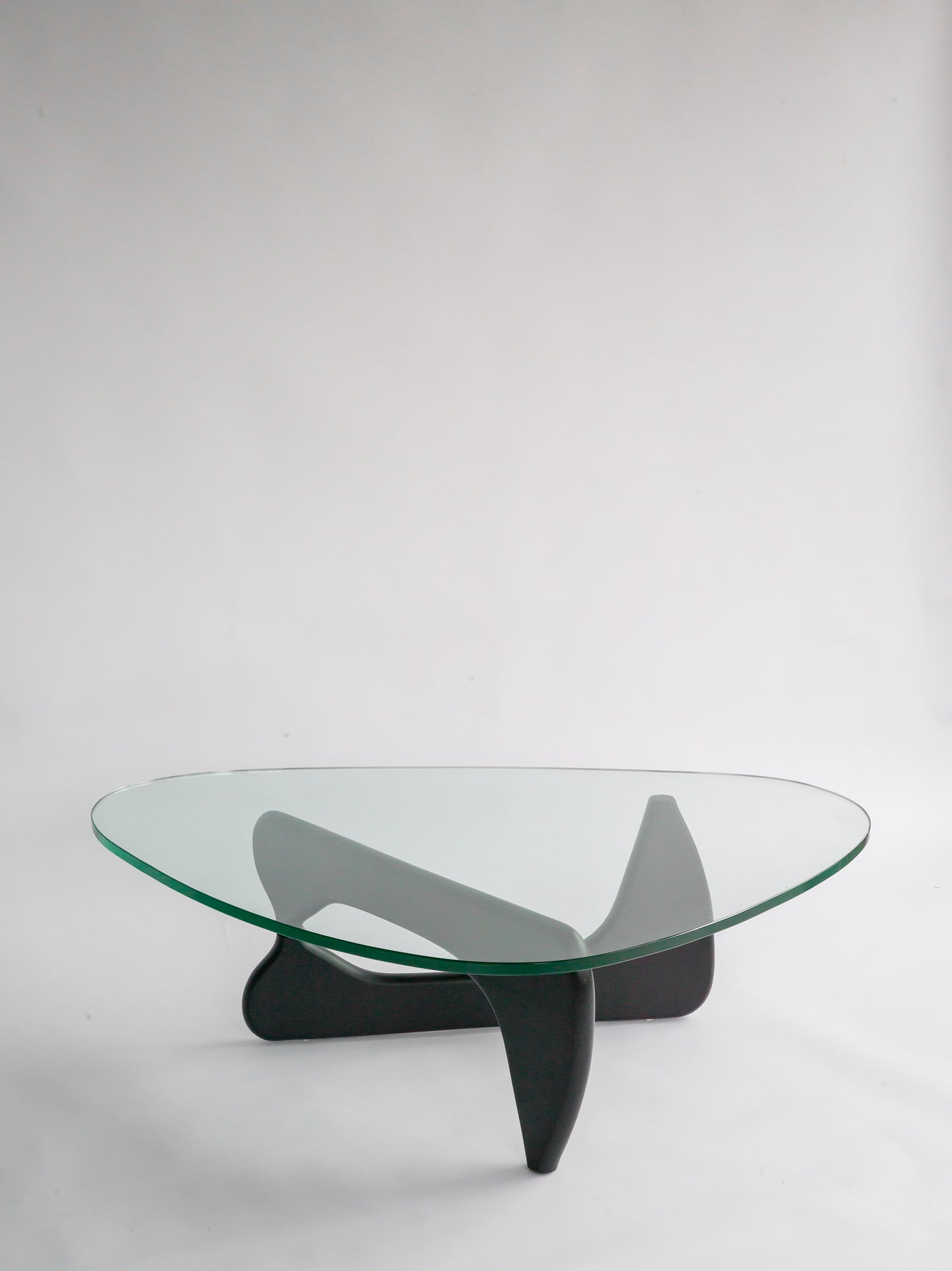 Isamu Noguchi-typ av bord i svart ask.