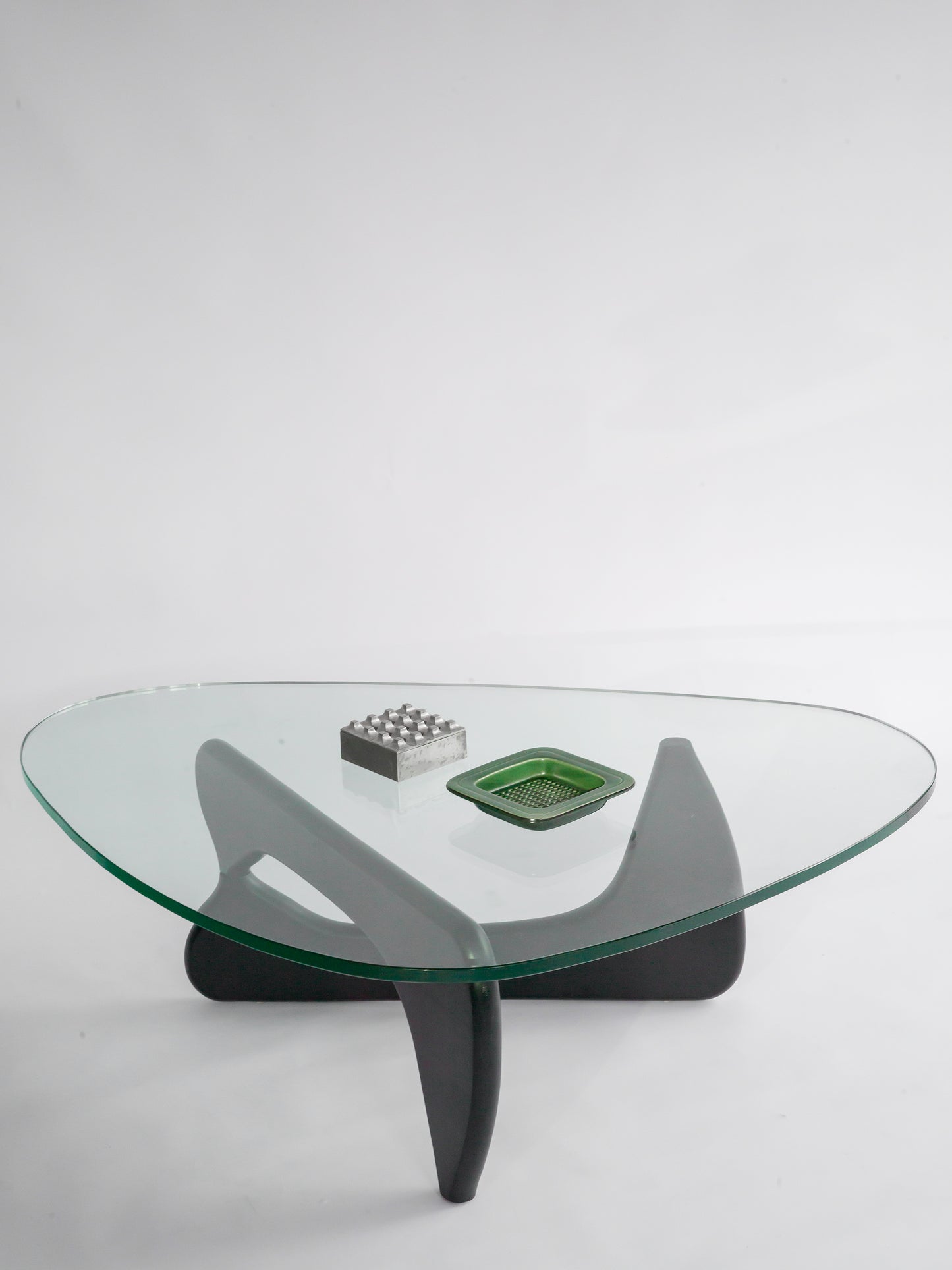 Isamu Noguchi-typ av bord i svart ask.