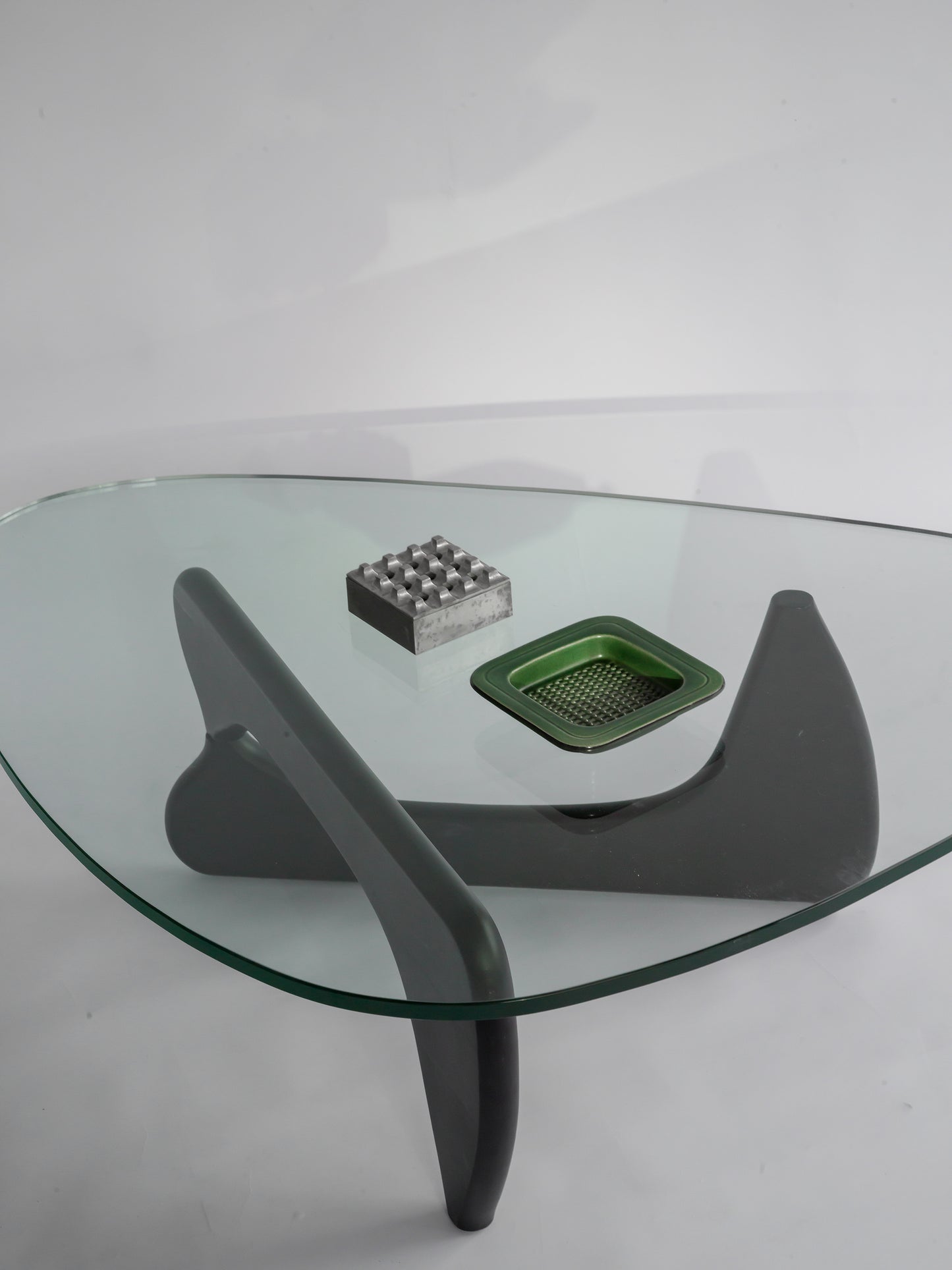 Isamu Noguchi-typ av bord i svart ask.